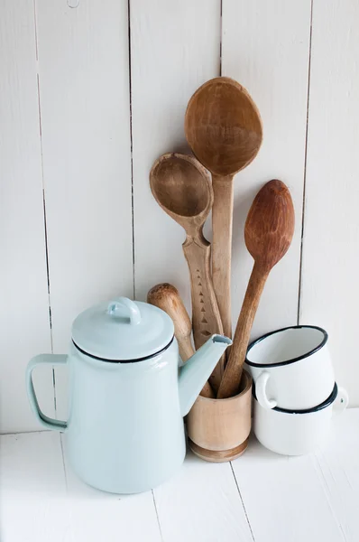 Cafetera, tazas de esmalte y cucharas rústicas —  Fotos de Stock