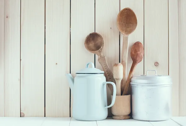 Cafetera, tazas de esmalte y cucharas rústicas —  Fotos de Stock