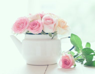 Beyaz Emaye vintage çaydanlığın içinde gül