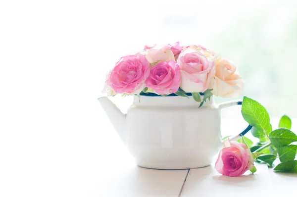 一个白色的搪瓷复古茶壶里的玫瑰 — 图库照片