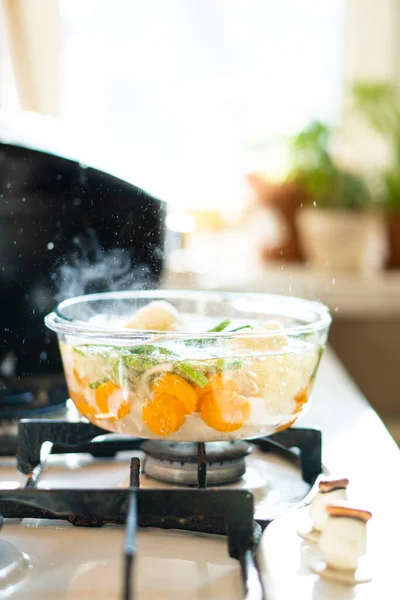 Sebze çorbalı şeffaf cam tava, fırında taze sıcak yemek. — Stok fotoğraf