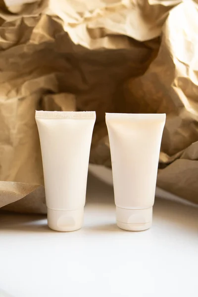 Witte buis van crème mock-up, design klaar cosmetische en verzorgingsproduct verpakking — Stockfoto