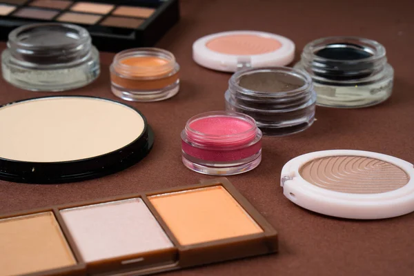 Grupo de productos cosméticos y de maquillaje en el fondo del estudio —  Fotos de Stock