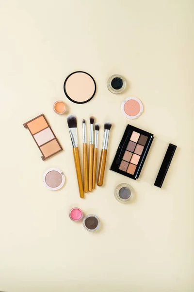 工作室背景的化妆品和化妆品组 — 图库照片