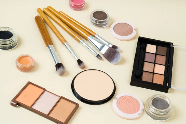 Skupina kosmetických a make-up produktů na pozadí studia — Stock fotografie