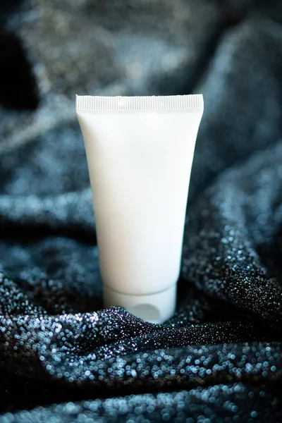 Branco creme tubo mock-up no fundo têxtil — Fotografia de Stock