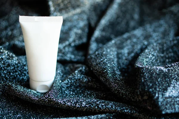 Branco creme tubo mock-up no fundo têxtil — Fotografia de Stock