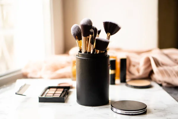 Conjunto de luxuosos pincéis de maquiagem preta em caixa de couro — Fotografia de Stock