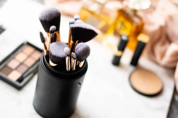 Set de lujosos cepillos de maquillaje negro en estuche de cuero — Foto de Stock