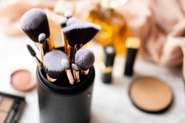 Set van luxe zwarte make-up borstels in lederen hoes — Stockfoto