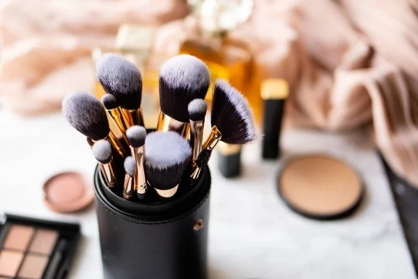 Set de lujosos cepillos de maquillaje negro en estuche de cuero — Foto de Stock