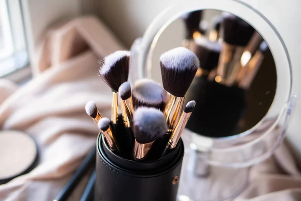 Set van luxe zwarte make-up borstels in lederen hoes — Stockfoto