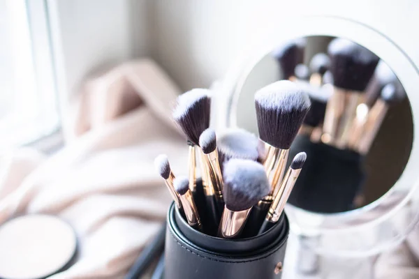 Set van luxe zwarte make-up borstels in lederen hoes — Stockfoto