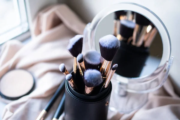 Set luxuriöser schwarzer Make-up-Pinsel in Lederetui — Stockfoto