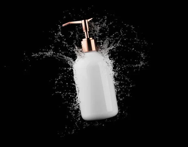 Cosmetic White Bottle Water Splash Isolated Black Background Render Hair — Foto Stock
