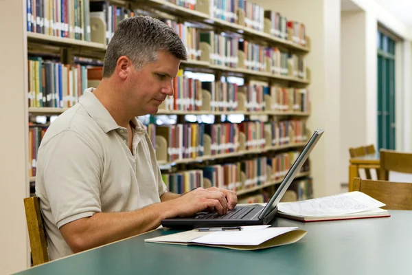 Universiteit bibliotheek laptop — Stockfoto