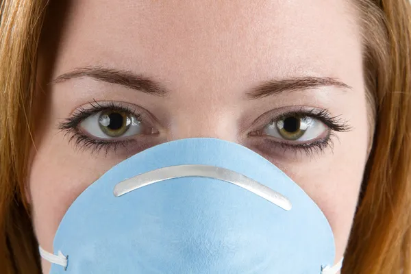 Mujer usando mascarilla — Foto de Stock