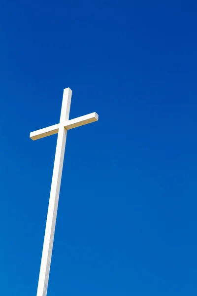 Kříž s modrou oblohou — Stock fotografie