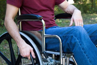 özürlü adam tekerlekli sandalye
