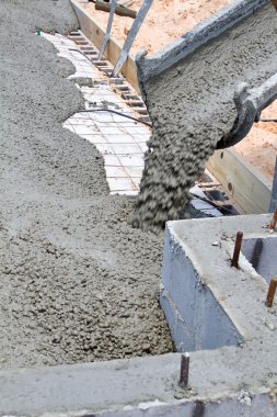 dökülen beton levha