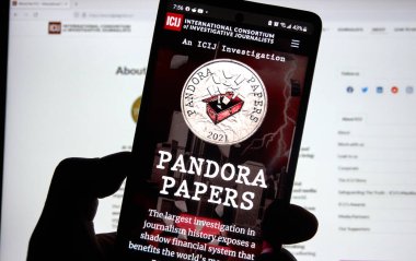 Montreal, Kanada - 5 Ekim 2021: The Pandora Papers web sitesi cep telefonunda. Dünya liderlerinin ve milyarderlerin gizli servetlerini ve anlaşmalarını ortaya çıkaran 12 milyon belge ve dosyadan oluşan sızdırılmış bir set.