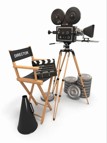 映画の組成物。ビンテージ カメラ、ディレクターの椅子、リール. — ストック写真
