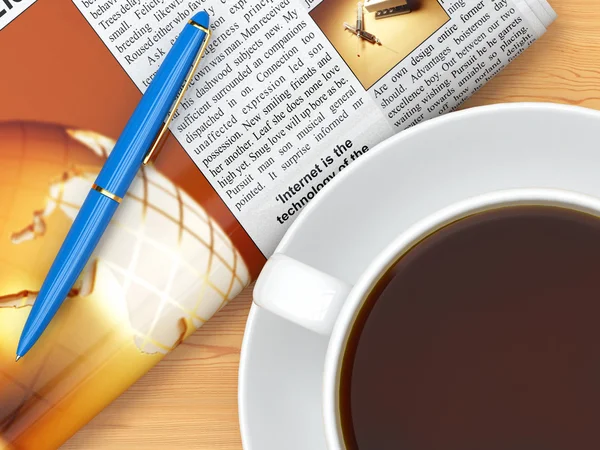 Taza de café, periódico y pluma en la mesa — Foto de Stock