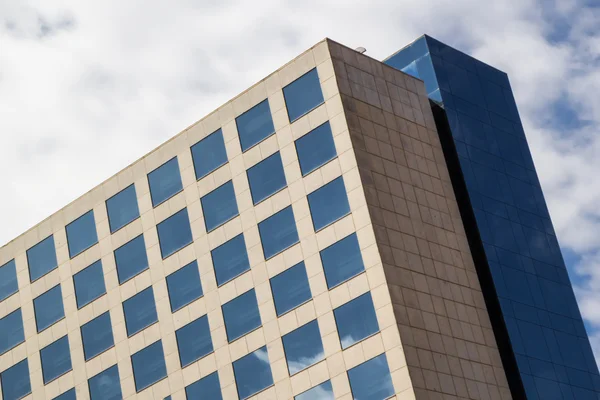 Glass, betong og himmel. Sammendrag av bygningens bakgrunn . – stockfoto