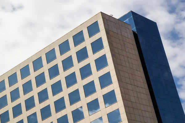 Vidro, betão e céu. Fundo abstrato do edifício . — Fotografia de Stock