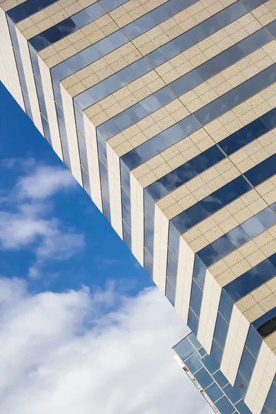 Vetro, cemento e cielo. Sfondo astratto costruzione . — Foto Stock