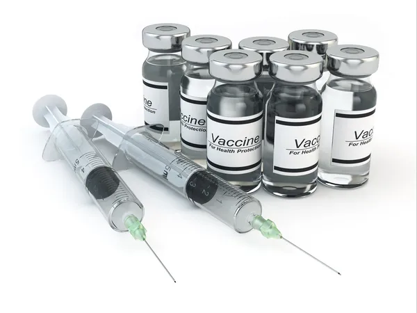 Impfungen. Ampullen und Spritze weißer isolierter Hintergrund, — Stockfoto
