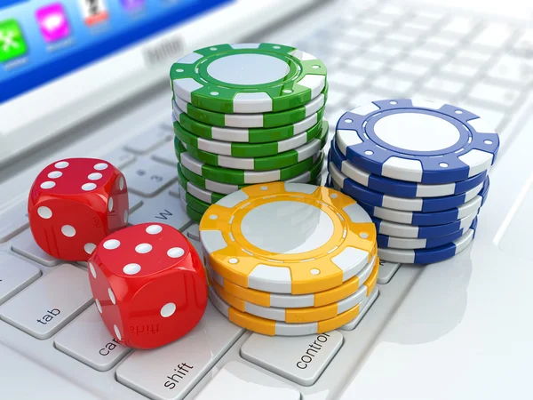 Casino en línea. Dices y chips en el ordenador portátil . —  Fotos de Stock