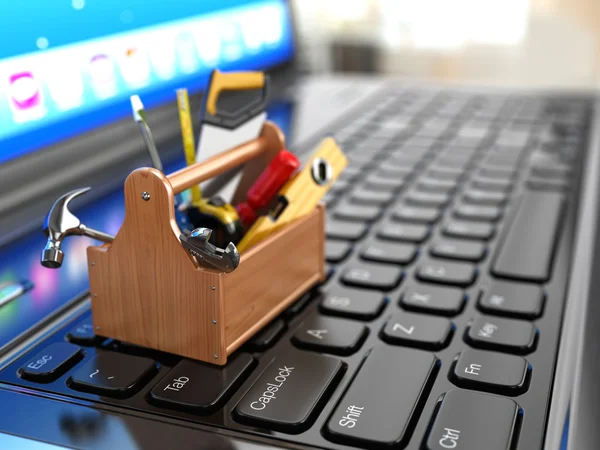 Online-Unterstützung. Werkzeugkiste mit Werkzeugen auf Laptop. — Stockfoto