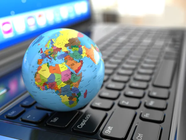 Globale Kommunikation. Erde auf dem Laptop. — Stockfoto