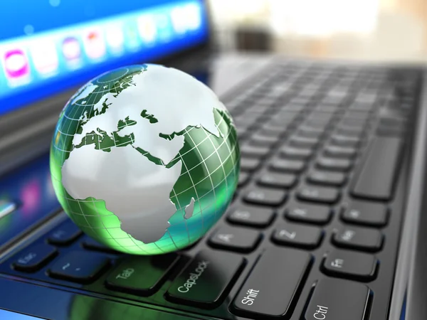 Globale Kommunikation. Erde auf Laptop-Tastatur. — Stockfoto