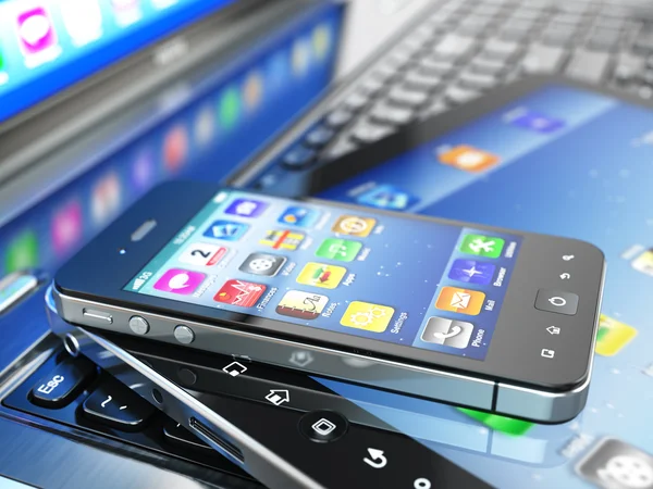 Mobiele computerapparatuur. laptop, tablet pc en mobiele telefoon. — Stockfoto