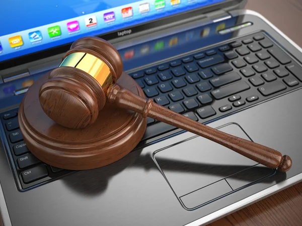 Leilão de internet online. Gavel no laptop . — Fotografia de Stock