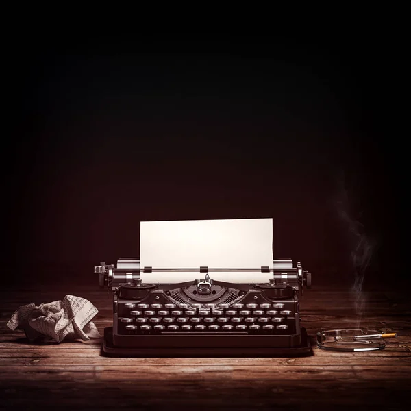 Schreibmaschine Mit Zigarette Auf Holztisch Mit Platz Für Text Journalist — Stockfoto