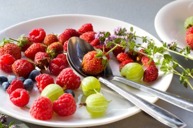 bir tabak içinde çilek