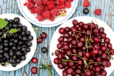 Masanın üzerinde böğürtlenler