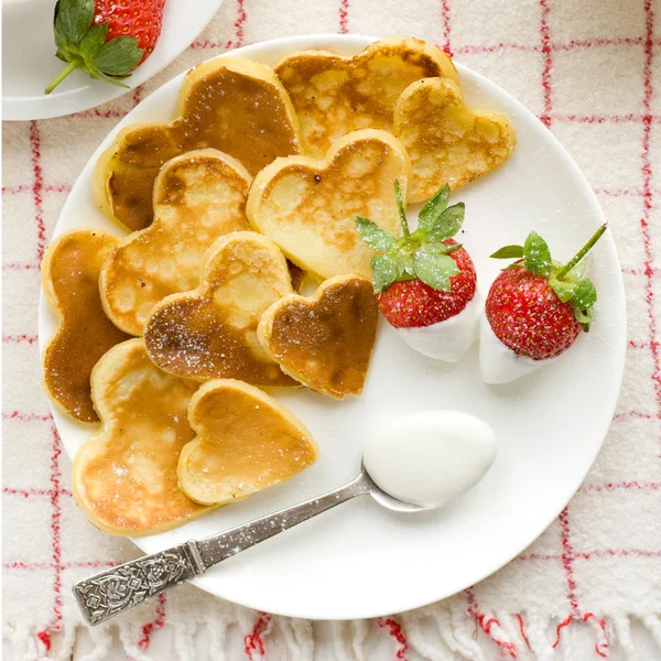 Heart shaped pancakes with fresh strawberries — Stock Photo, Image