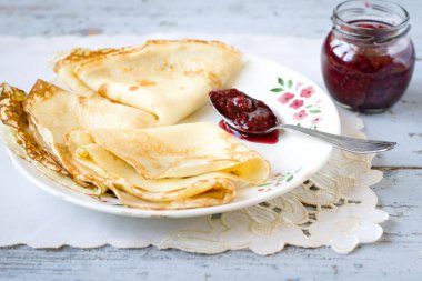 Ahududu reçeli ile Pancakes