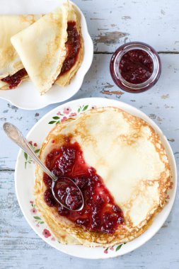 Ahududu reçeli ile Pancakes