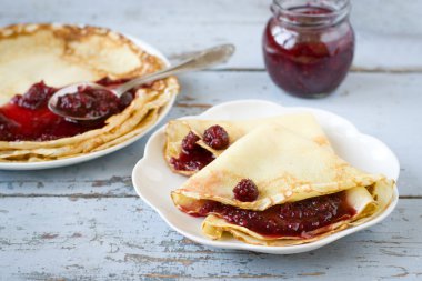 Ahududu reçeli ile Pancakes