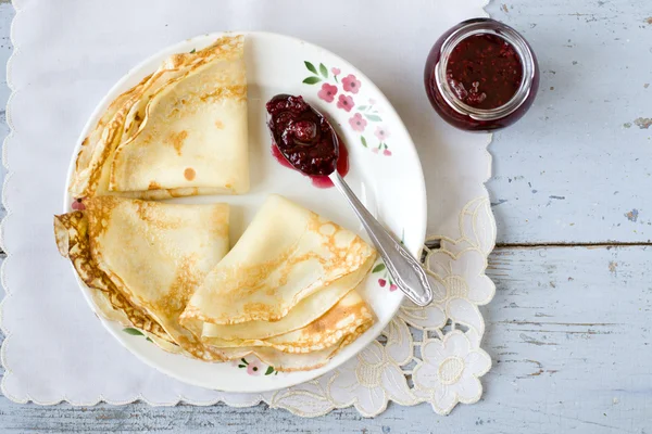 Panqueques con mermelada de frambuesa — Foto de Stock