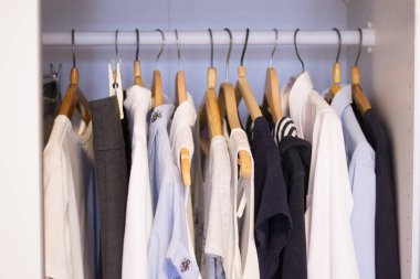 Giysiler gardıropta askılarda.