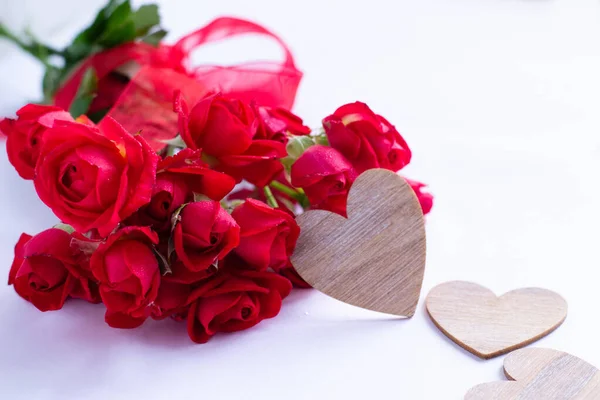 Μπουκέτο Κόκκινα Τριαντάφυλλα Και Ξύλινες Καρδιές — Φωτογραφία Αρχείου