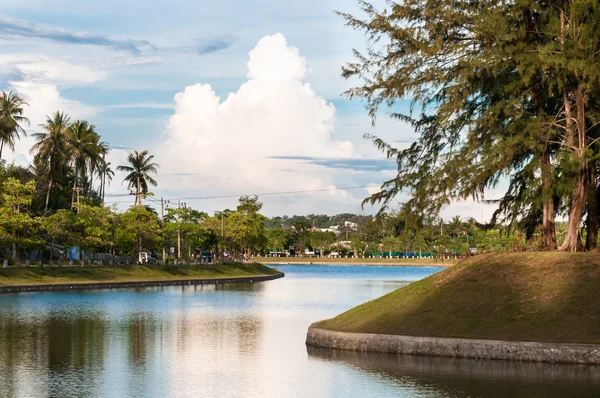 Lago tranquilo na cidade tropical — Fotografia de Stock