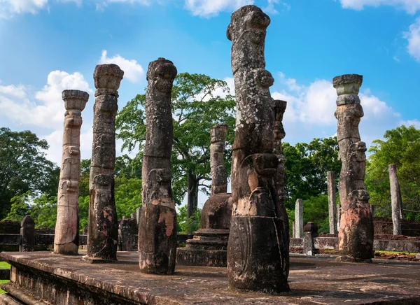 Graniet kolommen de oude stad van polonnaruwa in sri lanka. — Stockfoto
