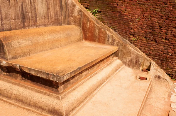 Королевский трон в скальной крепости, Сигирия, Шри-Ланка — стоковое фото